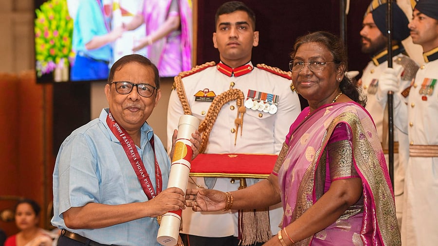 <div class="paragraphs"><p>President Droupadi Murmu presents a Vigyan Shri Award to Prof. Rahul Mukherjee in Mathematics and Computer Science, in New Delhi.</p></div>